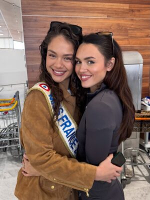Diane Leyre Instagram - direction Singapour pour le voyage d’intégration de @hinaupokodevezeoff 👑

un long vol nous attend mais tellement heureuse de découvrir cette destination avec cette équipe de rêve. Vous avez reconnu nos bouilles avec nos photos enfant ? 💕

merci @missfranceoff @singapour.tourisme & @malaysiaairlines de nous chouchouter !

je vous amène avec nouuuuuus

Invitation
