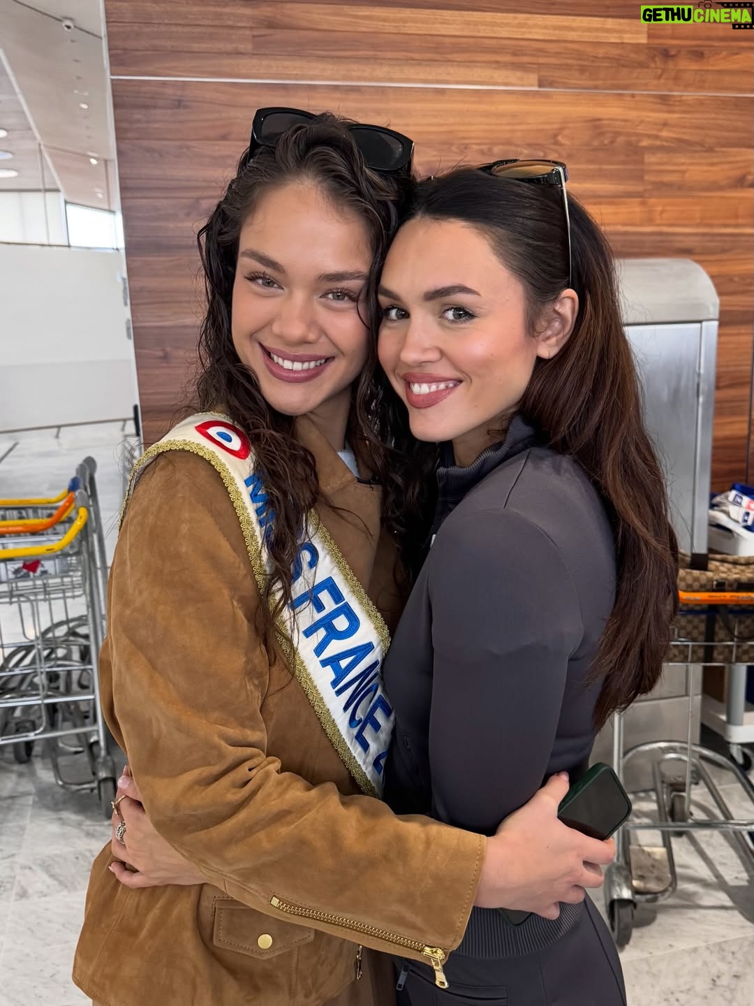 Diane Leyre - 36.2K Likes - direction Singapour pour le voyage d’intégration de @hinaupokodevezeoff 👑

un long vol nous attend mais tellement heureuse de découvrir cette destination avec cette équipe de rêve. Vous avez reconnu nos bouilles avec nos photos enfant ? 💕

merci @missfranceoff @singapour.tourisme & @malaysiaairlines de nous chouchouter !

je vous amène avec nouuuuuus

Invitation