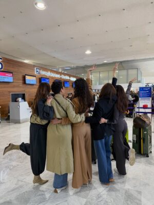 Diane Leyre Instagram - direction Singapour pour le voyage d’intégration de @hinaupokodevezeoff 👑

un long vol nous attend mais tellement heureuse de découvrir cette destination avec cette équipe de rêve. Vous avez reconnu nos bouilles avec nos photos enfant ? 💕

merci @missfranceoff @singapour.tourisme & @malaysiaairlines de nous chouchouter !

je vous amène avec nouuuuuus

Invitation