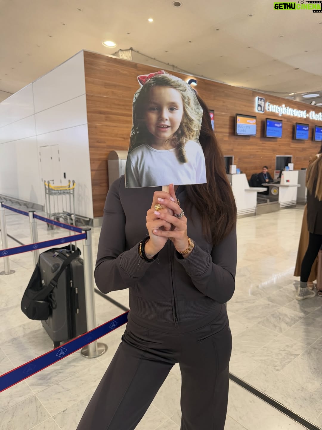 Diane Leyre - 36.2K Likes - direction Singapour pour le voyage d’intégration de @hinaupokodevezeoff 👑

un long vol nous attend mais tellement heureuse de découvrir cette destination avec cette équipe de rêve. Vous avez reconnu nos bouilles avec nos photos enfant ? 💕

merci @missfranceoff @singapour.tourisme & @malaysiaairlines de nous chouchouter !

je vous amène avec nouuuuuus

Invitation