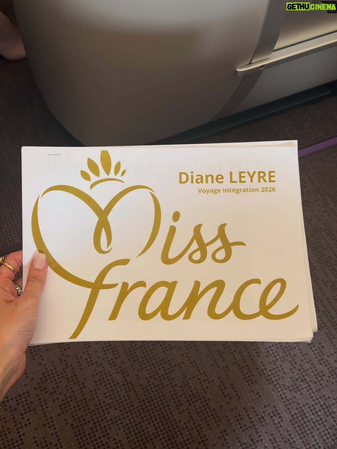 Diane Leyre - 36.2K Likes - direction Singapour pour le voyage d’intégration de @hinaupokodevezeoff 👑

un long vol nous attend mais tellement heureuse de découvrir cette destination avec cette équipe de rêve. Vous avez reconnu nos bouilles avec nos photos enfant ? 💕

merci @missfranceoff @singapour.tourisme & @malaysiaairlines de nous chouchouter !

je vous amène avec nouuuuuus

Invitation
