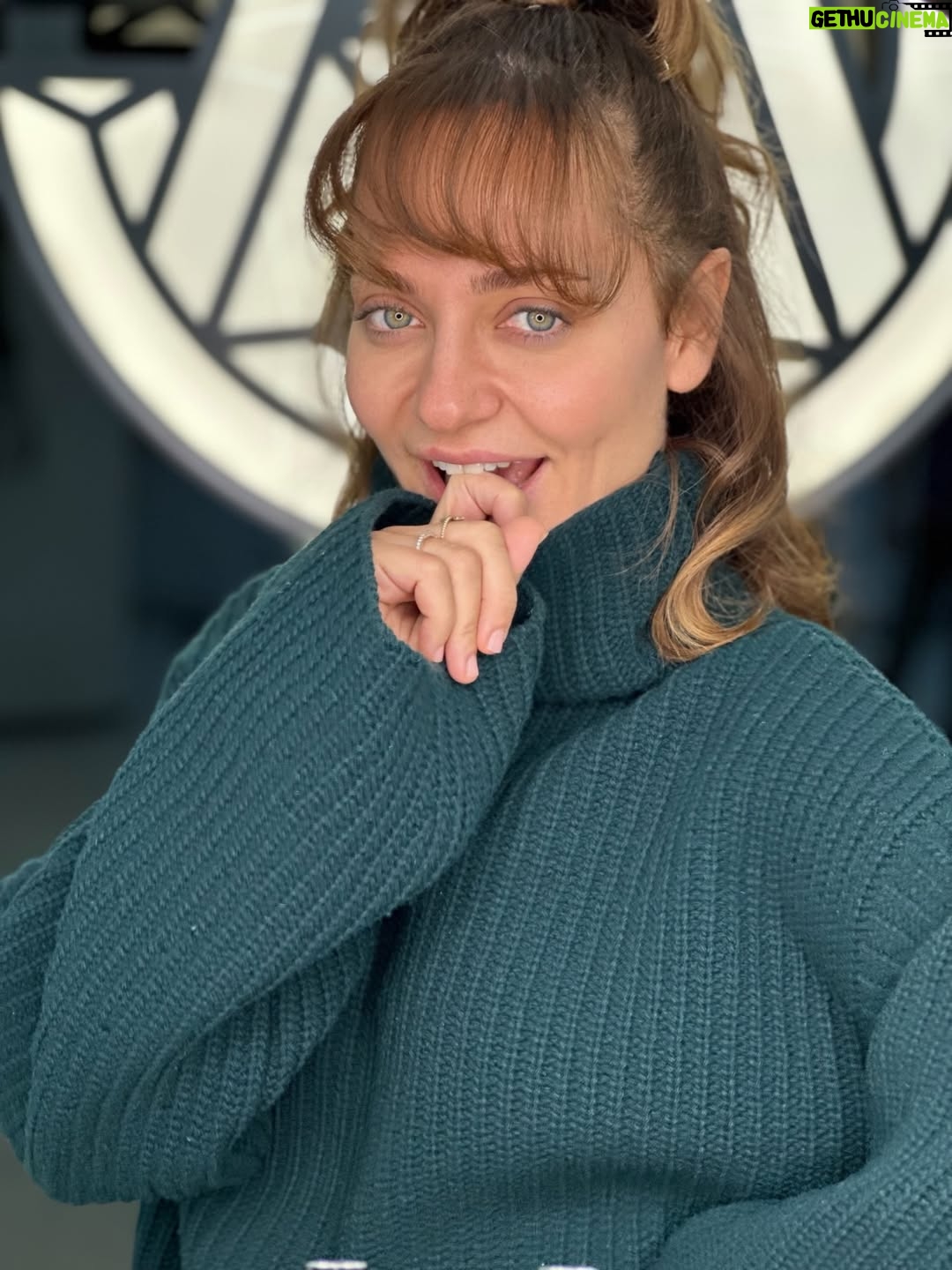 Didem Balçın - 42.9K Likes - 2025 çok güzel geçmiş gibi görünüyor burdan bakınca.. yalan yok! Bazı özel anlar var ki bazı aylarda asla unutulmayacak… ve öyle acılar var ki ; hep kalbimde kalacak. Başlangıçlara, bitişlere , gelenlere , gidenlere, olanlara, kalanlara… Hepsine şükürler olsun. Bir babacığıma yanarım. Onun dışında herkese ve her şeye karşı tamamım🫡 2026 umarım aratmazsın 2025’i.. Bu kez yine umutla ve güzelliklerle bekliyorum seni yeni yıl. Sağlık , huzur , mutluluk gibi en klişesinden dileklerim var. Umarım gerçek olsun hepimiz için🙏