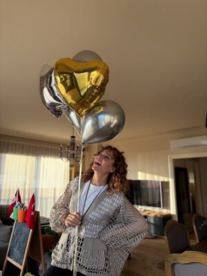 Didem Balçın Instagram - 2025 çok güzel geçmiş gibi görünüyor burdan bakınca.. yalan yok! Bazı özel anlar var ki bazı aylarda asla unutulmayacak… ve öyle acılar var ki ; hep kalbimde kalacak. Başlangıçlara, bitişlere , gelenlere , gidenlere, olanlara, kalanlara… Hepsine şükürler olsun. Bir babacığıma yanarım. Onun dışında herkese ve her şeye karşı tamamım🫡 2026 umarım aratmazsın 2025’i.. Bu kez yine umutla ve güzelliklerle bekliyorum seni yeni yıl. Sağlık , huzur , mutluluk gibi en klişesinden dileklerim var. Umarım gerçek olsun hepimiz için🙏