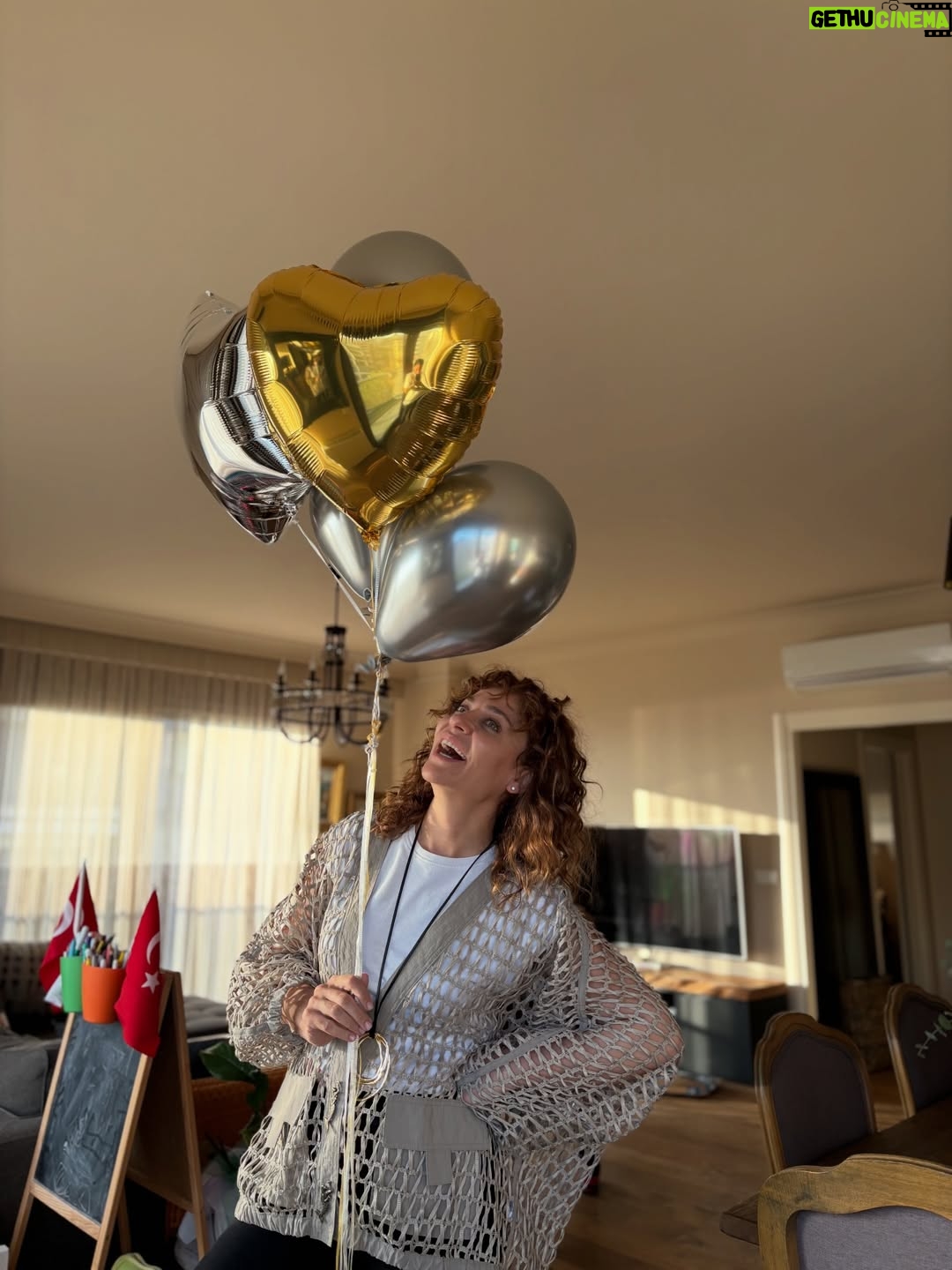 Didem Balçın - 42.9K Likes - 2025 çok güzel geçmiş gibi görünüyor burdan bakınca.. yalan yok! Bazı özel anlar var ki bazı aylarda asla unutulmayacak… ve öyle acılar var ki ; hep kalbimde kalacak. Başlangıçlara, bitişlere , gelenlere , gidenlere, olanlara, kalanlara… Hepsine şükürler olsun. Bir babacığıma yanarım. Onun dışında herkese ve her şeye karşı tamamım🫡 2026 umarım aratmazsın 2025’i.. Bu kez yine umutla ve güzelliklerle bekliyorum seni yeni yıl. Sağlık , huzur , mutluluk gibi en klişesinden dileklerim var. Umarım gerçek olsun hepimiz için🙏