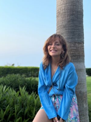 Didem Balçın Instagram - 2025 çok güzel geçmiş gibi görünüyor burdan bakınca.. yalan yok! Bazı özel anlar var ki bazı aylarda asla unutulmayacak… ve öyle acılar var ki ; hep kalbimde kalacak. Başlangıçlara, bitişlere , gelenlere , gidenlere, olanlara, kalanlara… Hepsine şükürler olsun. Bir babacığıma yanarım. Onun dışında herkese ve her şeye karşı tamamım🫡 2026 umarım aratmazsın 2025’i.. Bu kez yine umutla ve güzelliklerle bekliyorum seni yeni yıl. Sağlık , huzur , mutluluk gibi en klişesinden dileklerim var. Umarım gerçek olsun hepimiz için🙏