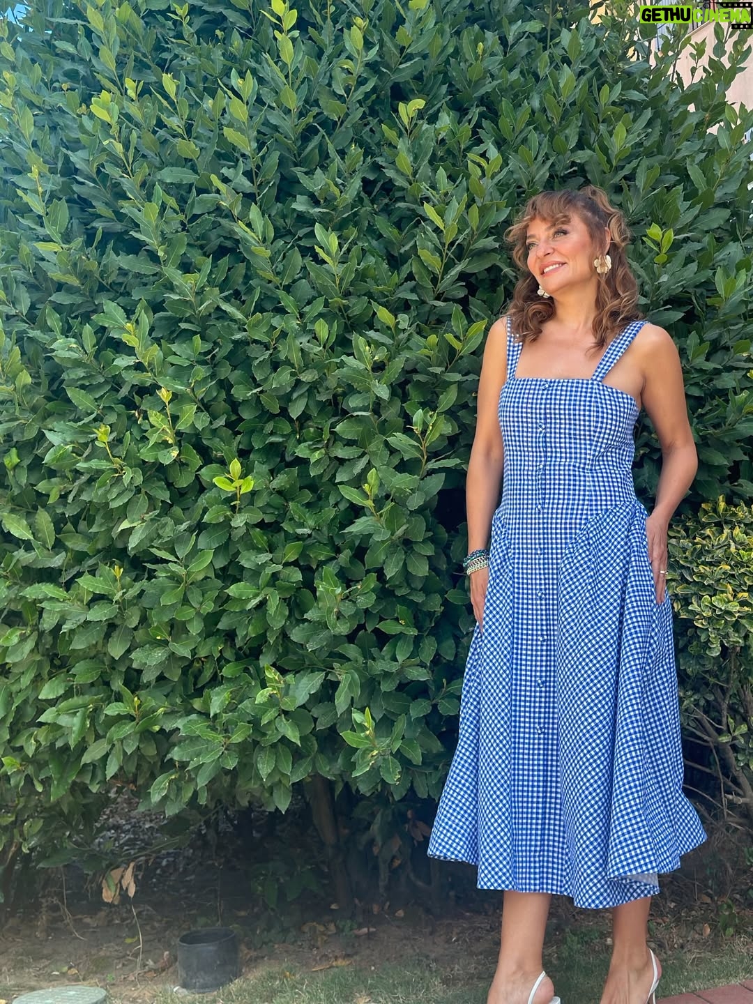 Didem Balçın - 42.9K Likes - 2025 çok güzel geçmiş gibi görünüyor burdan bakınca.. yalan yok! Bazı özel anlar var ki bazı aylarda asla unutulmayacak… ve öyle acılar var ki ; hep kalbimde kalacak. Başlangıçlara, bitişlere , gelenlere , gidenlere, olanlara, kalanlara… Hepsine şükürler olsun. Bir babacığıma yanarım. Onun dışında herkese ve her şeye karşı tamamım🫡 2026 umarım aratmazsın 2025’i.. Bu kez yine umutla ve güzelliklerle bekliyorum seni yeni yıl. Sağlık , huzur , mutluluk gibi en klişesinden dileklerim var. Umarım gerçek olsun hepimiz için🙏