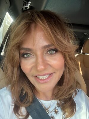 Didem Balçın Instagram - 2025 çok güzel geçmiş gibi görünüyor burdan bakınca.. yalan yok! Bazı özel anlar var ki bazı aylarda asla unutulmayacak… ve öyle acılar var ki ; hep kalbimde kalacak. Başlangıçlara, bitişlere , gelenlere , gidenlere, olanlara, kalanlara… Hepsine şükürler olsun. Bir babacığıma yanarım. Onun dışında herkese ve her şeye karşı tamamım🫡 2026 umarım aratmazsın 2025’i.. Bu kez yine umutla ve güzelliklerle bekliyorum seni yeni yıl. Sağlık , huzur , mutluluk gibi en klişesinden dileklerim var. Umarım gerçek olsun hepimiz için🙏