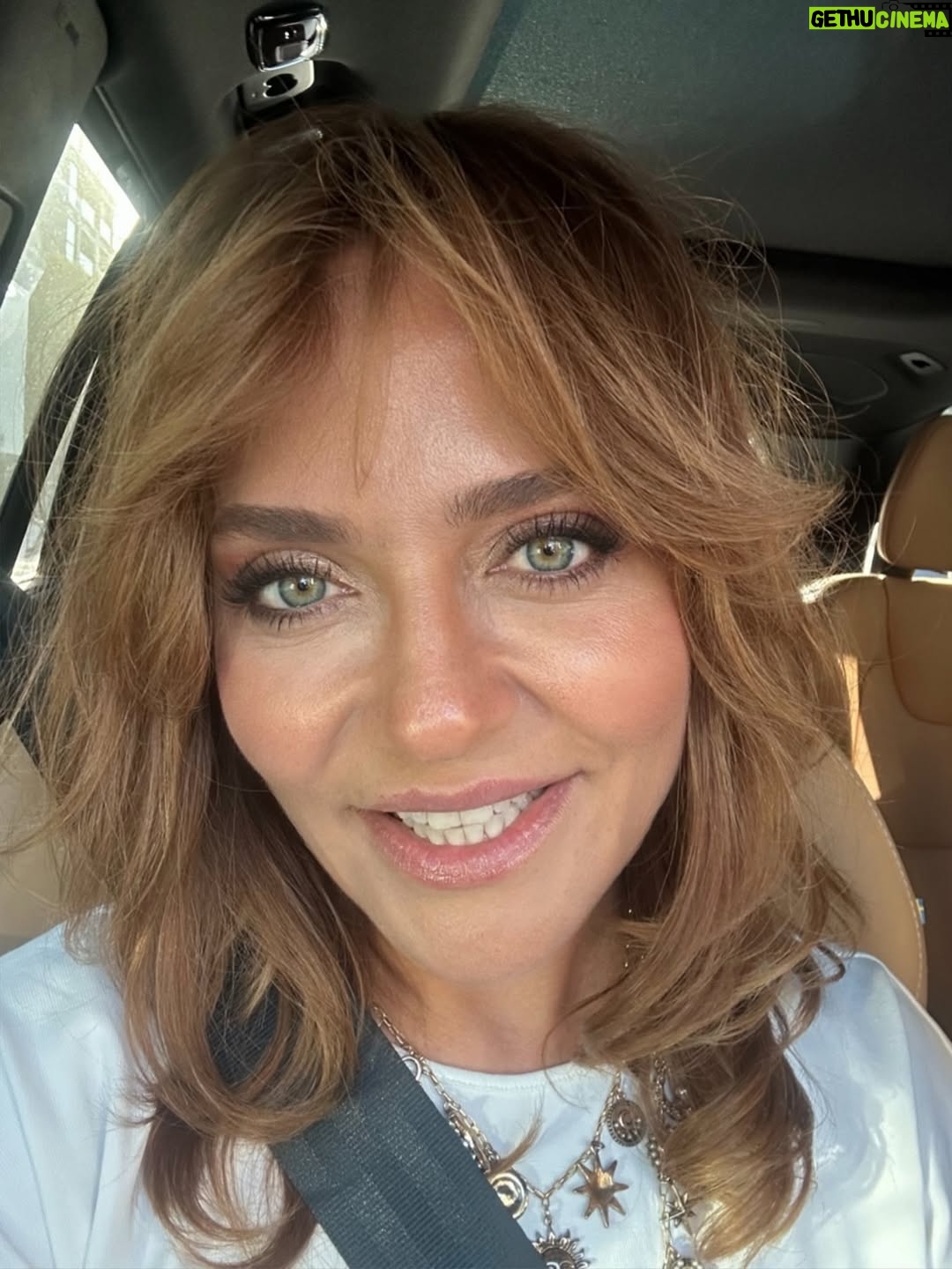 Didem Balçın - 42.9K Likes - 2025 çok güzel geçmiş gibi görünüyor burdan bakınca.. yalan yok! Bazı özel anlar var ki bazı aylarda asla unutulmayacak… ve öyle acılar var ki ; hep kalbimde kalacak. Başlangıçlara, bitişlere , gelenlere , gidenlere, olanlara, kalanlara… Hepsine şükürler olsun. Bir babacığıma yanarım. Onun dışında herkese ve her şeye karşı tamamım🫡 2026 umarım aratmazsın 2025’i.. Bu kez yine umutla ve güzelliklerle bekliyorum seni yeni yıl. Sağlık , huzur , mutluluk gibi en klişesinden dileklerim var. Umarım gerçek olsun hepimiz için🙏