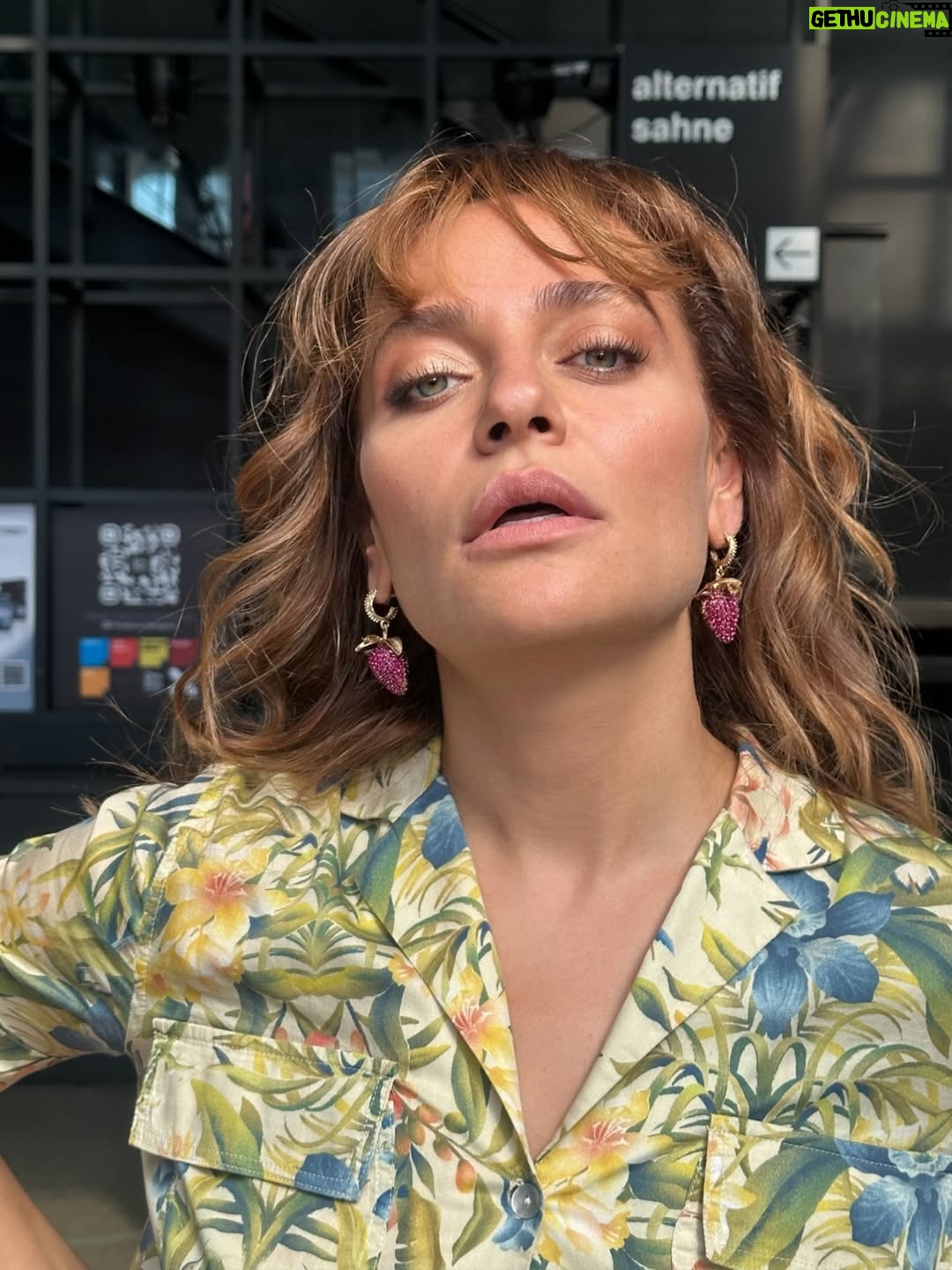Didem Balçın - 42.9K Likes - 2025 çok güzel geçmiş gibi görünüyor burdan bakınca.. yalan yok! Bazı özel anlar var ki bazı aylarda asla unutulmayacak… ve öyle acılar var ki ; hep kalbimde kalacak. Başlangıçlara, bitişlere , gelenlere , gidenlere, olanlara, kalanlara… Hepsine şükürler olsun. Bir babacığıma yanarım. Onun dışında herkese ve her şeye karşı tamamım🫡 2026 umarım aratmazsın 2025’i.. Bu kez yine umutla ve güzelliklerle bekliyorum seni yeni yıl. Sağlık , huzur , mutluluk gibi en klişesinden dileklerim var. Umarım gerçek olsun hepimiz için🙏