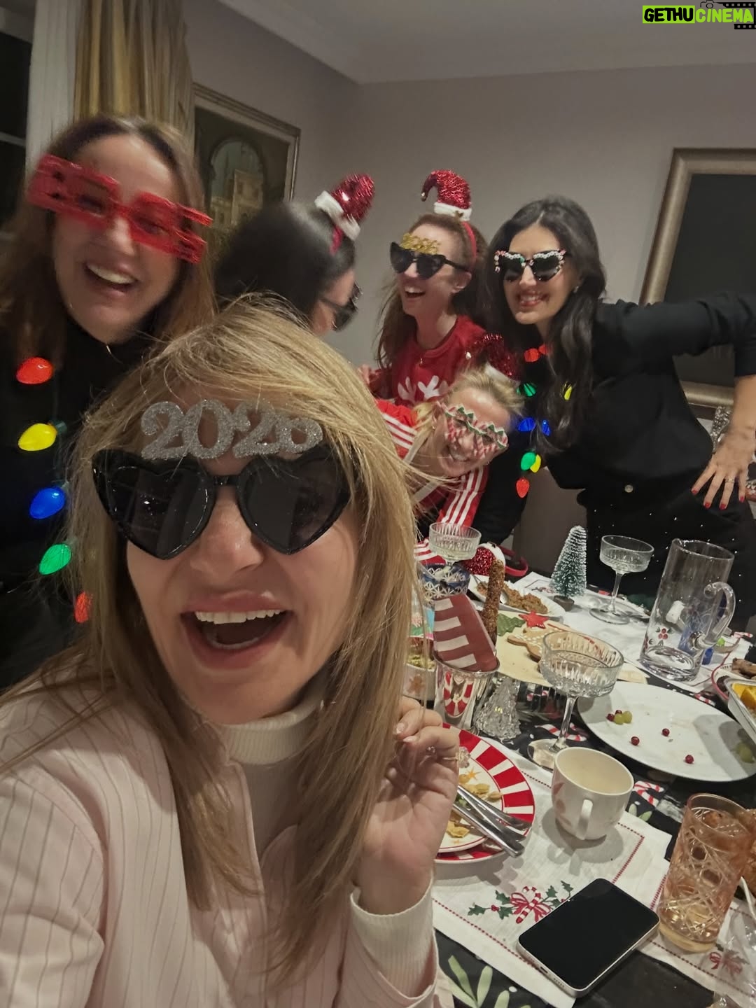 Didem Balçın - 42.9K Likes - 2025 çok güzel geçmiş gibi görünüyor burdan bakınca.. yalan yok! Bazı özel anlar var ki bazı aylarda asla unutulmayacak… ve öyle acılar var ki ; hep kalbimde kalacak. Başlangıçlara, bitişlere , gelenlere , gidenlere, olanlara, kalanlara… Hepsine şükürler olsun. Bir babacığıma yanarım. Onun dışında herkese ve her şeye karşı tamamım🫡 2026 umarım aratmazsın 2025’i.. Bu kez yine umutla ve güzelliklerle bekliyorum seni yeni yıl. Sağlık , huzur , mutluluk gibi en klişesinden dileklerim var. Umarım gerçek olsun hepimiz için🙏