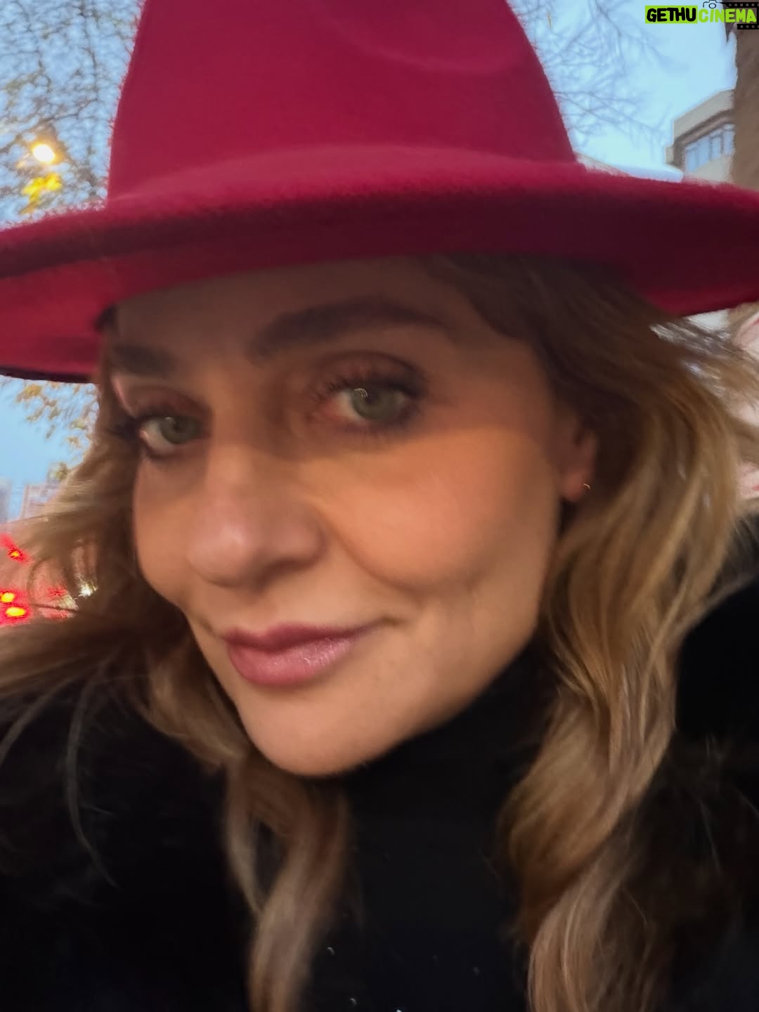 Didem Balçın - 42.9K Likes - 2025 çok güzel geçmiş gibi görünüyor burdan bakınca.. yalan yok! Bazı özel anlar var ki bazı aylarda asla unutulmayacak… ve öyle acılar var ki ; hep kalbimde kalacak. Başlangıçlara, bitişlere , gelenlere , gidenlere, olanlara, kalanlara… Hepsine şükürler olsun. Bir babacığıma yanarım. Onun dışında herkese ve her şeye karşı tamamım🫡 2026 umarım aratmazsın 2025’i.. Bu kez yine umutla ve güzelliklerle bekliyorum seni yeni yıl. Sağlık , huzur , mutluluk gibi en klişesinden dileklerim var. Umarım gerçek olsun hepimiz için🙏