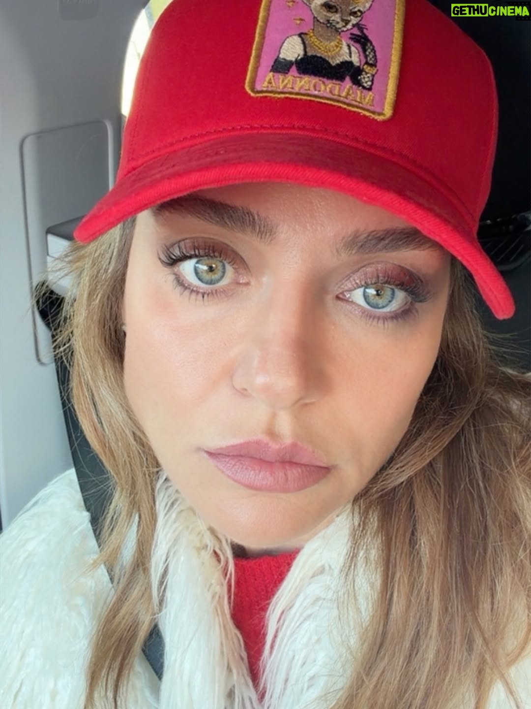 Didem Balçın - 42.9K Likes - 2025 çok güzel geçmiş gibi görünüyor burdan bakınca.. yalan yok! Bazı özel anlar var ki bazı aylarda asla unutulmayacak… ve öyle acılar var ki ; hep kalbimde kalacak. Başlangıçlara, bitişlere , gelenlere , gidenlere, olanlara, kalanlara… Hepsine şükürler olsun. Bir babacığıma yanarım. Onun dışında herkese ve her şeye karşı tamamım🫡 2026 umarım aratmazsın 2025’i.. Bu kez yine umutla ve güzelliklerle bekliyorum seni yeni yıl. Sağlık , huzur , mutluluk gibi en klişesinden dileklerim var. Umarım gerçek olsun hepimiz için🙏