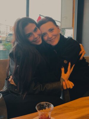 Dilara Aksüyek Instagram - Seni dünyalardan çok seviyorum canımın içi babacığım. Sana duyduğum sevgi tarifsiz. İyi ki doğdun. Musmutlu yıllarımız olsun 🥹🫠🤍