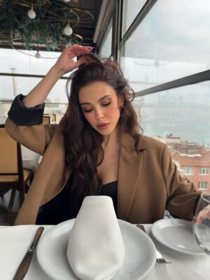 Dilara Aksüyek Instagram - Fotoğrafların içinde çok sevdiğim şeyler var 👽