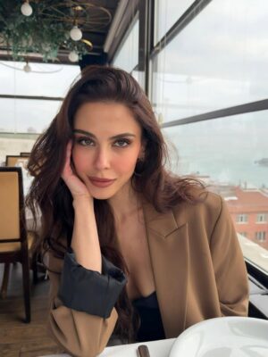 Dilara Aksüyek Instagram - Fotoğrafların içinde çok sevdiğim şeyler var 👽
