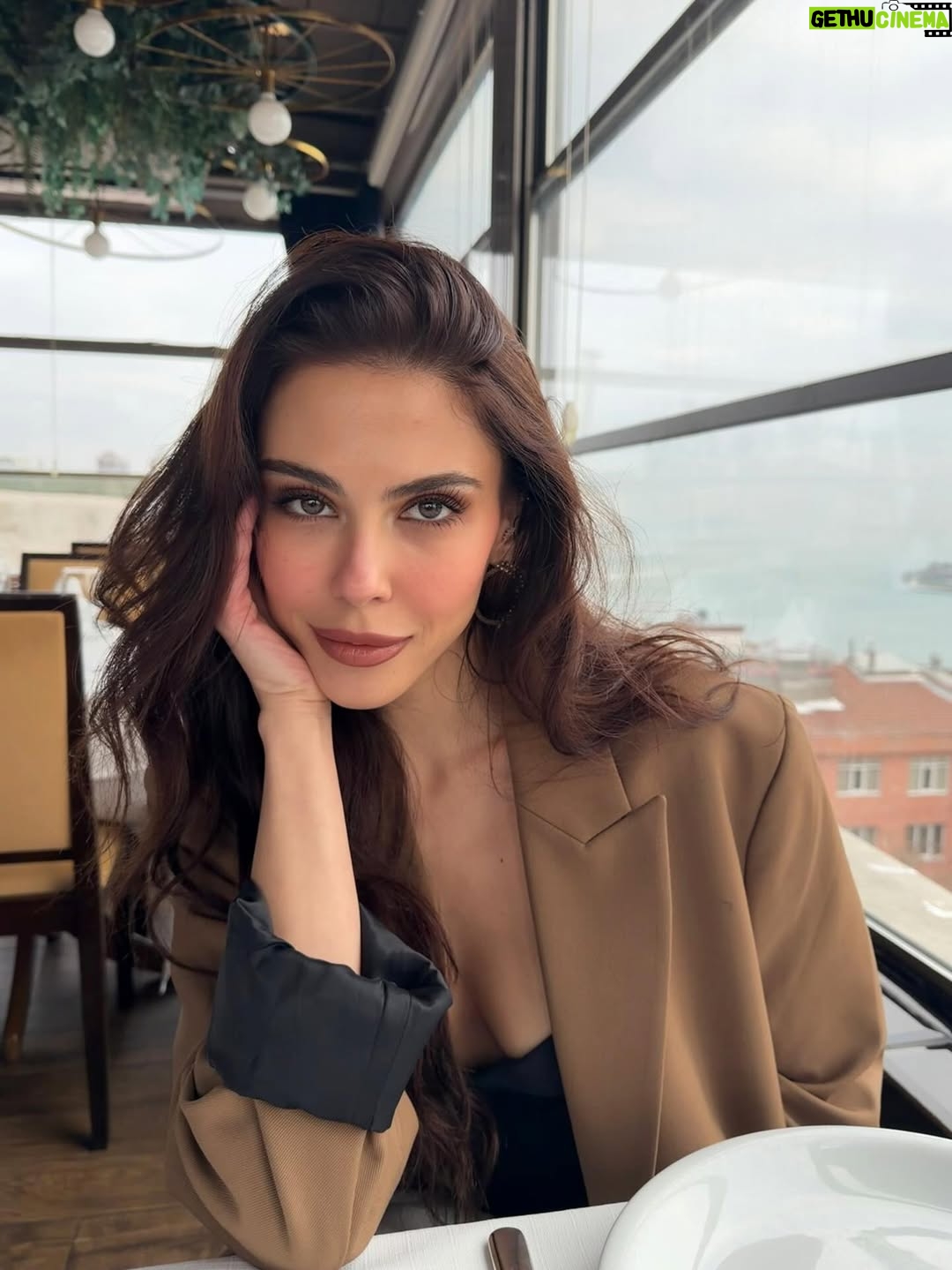 Dilara Aksüyek - 31.5K Likes - Fotoğrafların içinde çok sevdiğim şeyler var 👽