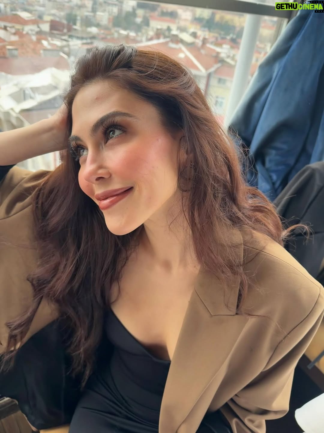 Dilara Aksüyek - 31.5K Likes - Fotoğrafların içinde çok sevdiğim şeyler var 👽