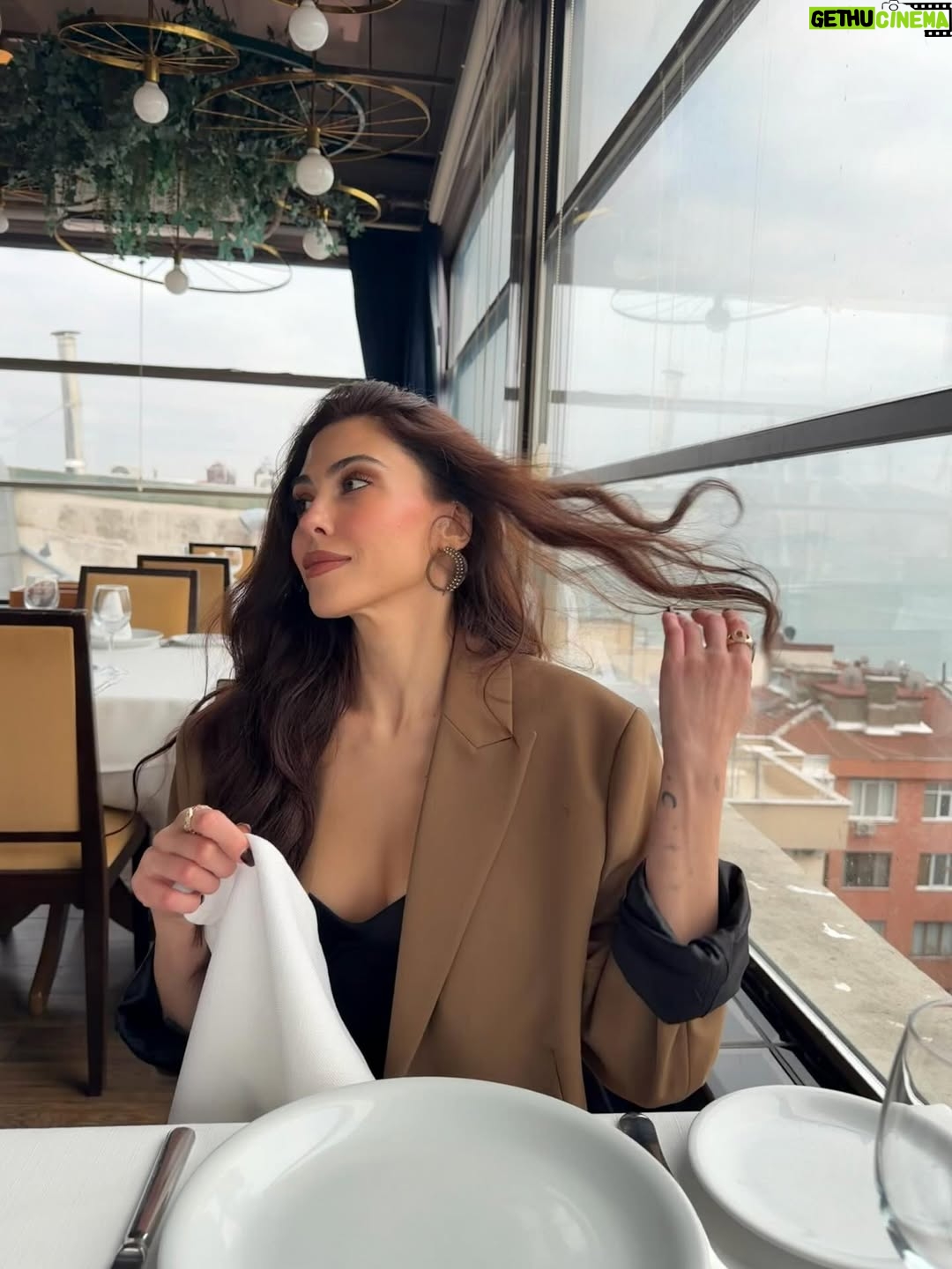 Dilara Aksüyek - 31.5K Likes - Fotoğrafların içinde çok sevdiğim şeyler var 👽