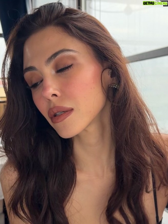 Dilara Aksüyek - 31.5K Likes - Fotoğrafların içinde çok sevdiğim şeyler var 👽