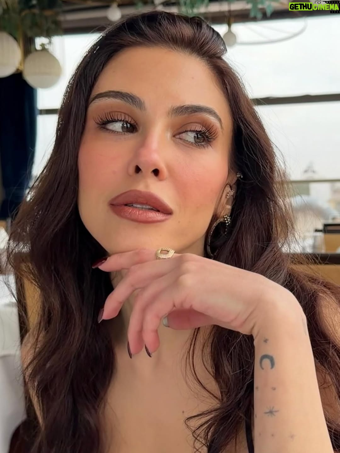 Dilara Aksüyek - 31.5K Likes - Fotoğrafların içinde çok sevdiğim şeyler var 👽