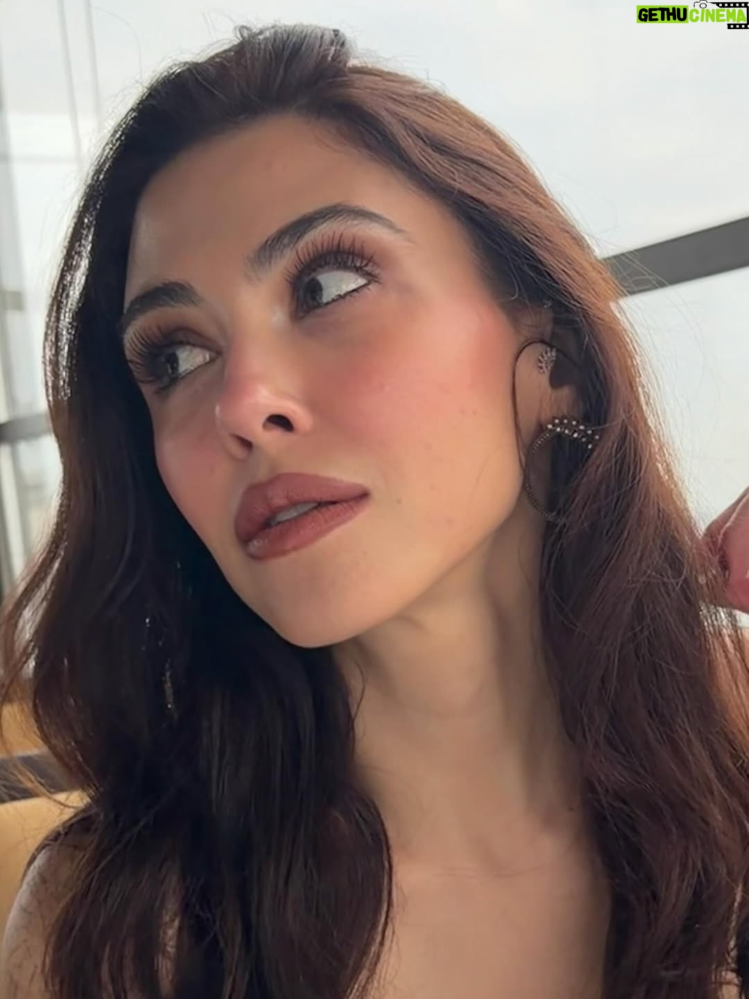 Dilara Aksüyek - 31.5K Likes - Fotoğrafların içinde çok sevdiğim şeyler var 👽