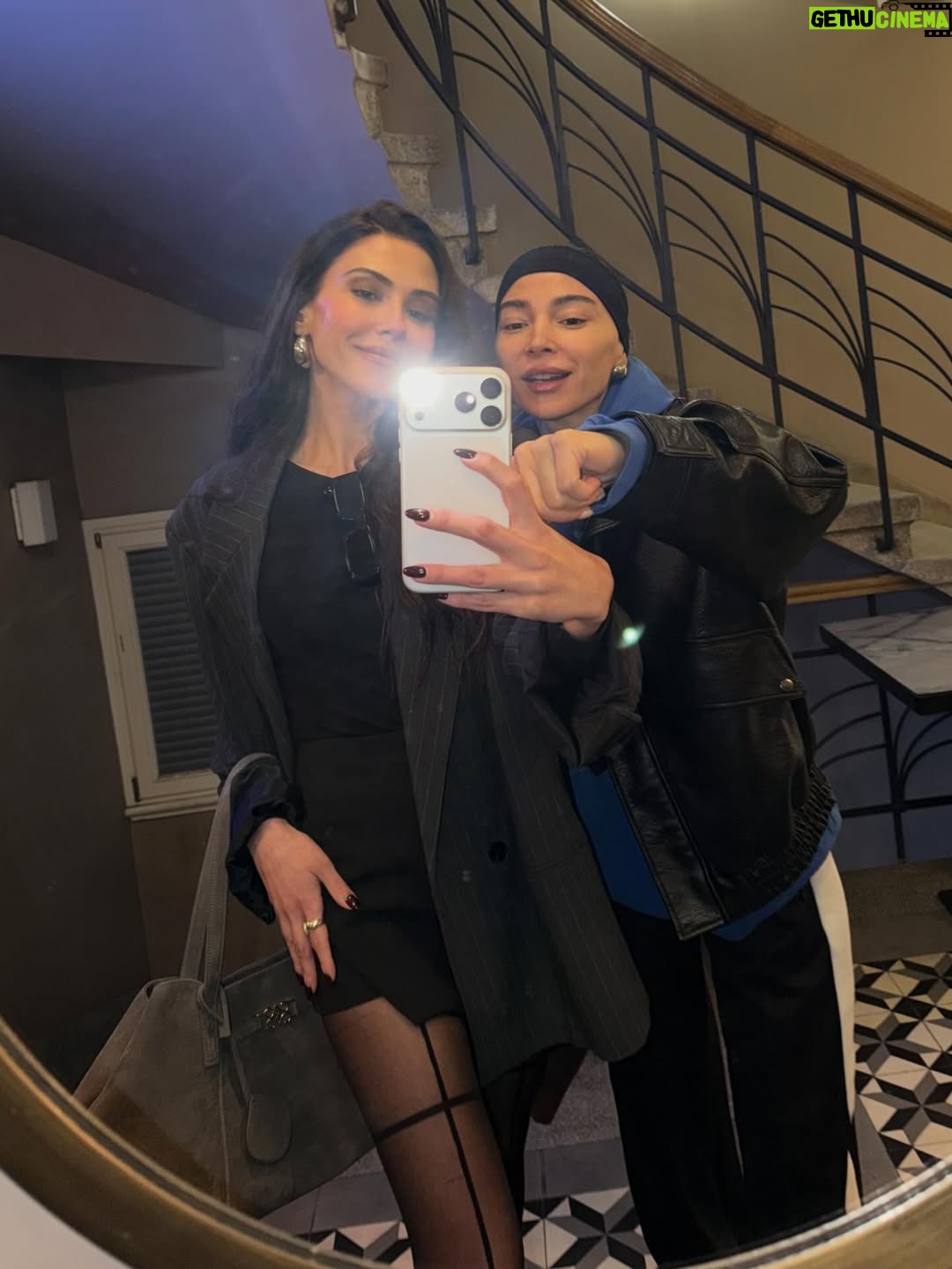 Dilara Aksüyek - 31.5K Likes - Fotoğrafların içinde çok sevdiğim şeyler var 👽