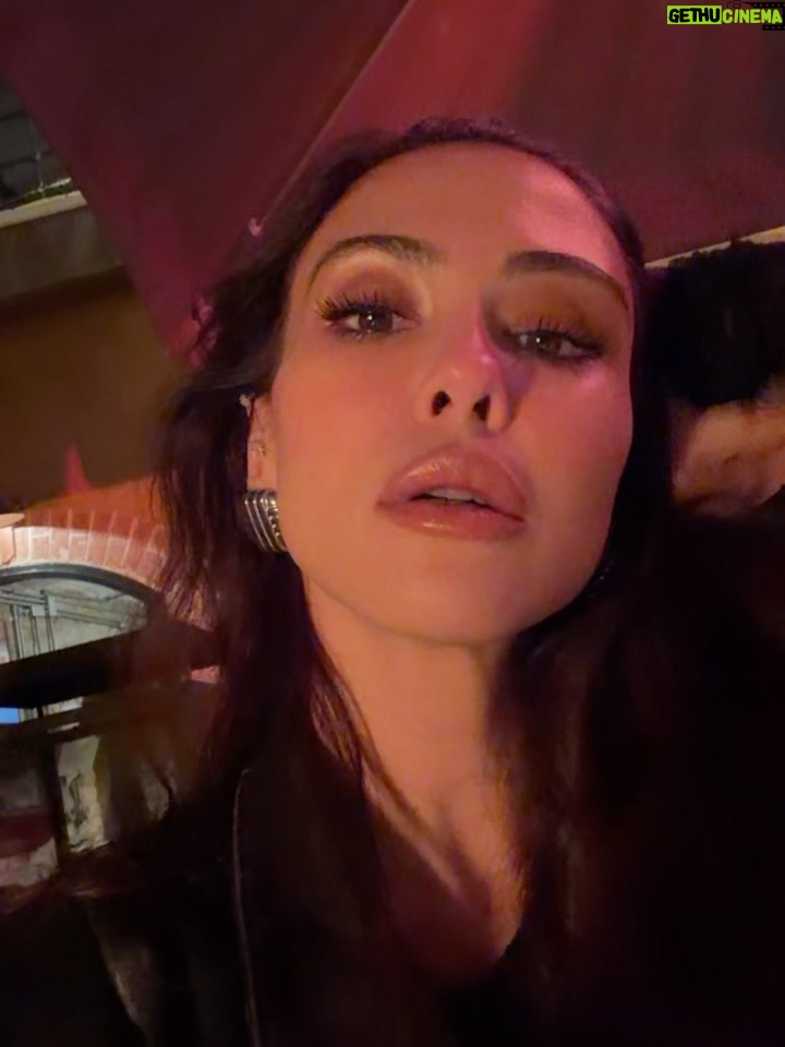 Dilara Aksüyek - 31.5K Likes - Fotoğrafların içinde çok sevdiğim şeyler var 👽