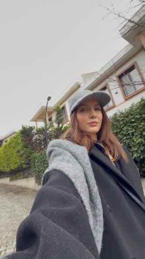 Dilara Kurtulmuş Instagram - Yapım aşaması detayları yoldaa🤩🤍🦢 

#reklam