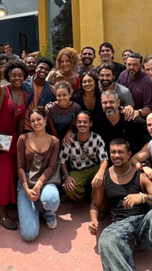 Dira Paes Instagram - Paraparaparapará….Capítulo 100, despedida do Cazarré, obrigada equipe por terminarmos antes do almoço, alegria de viver, sabadouuuu para o povo das 3G!!!♥️💫
#trêgraças #absolutenovelão