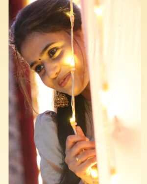 Divya Dharshini Instagram - Kaathirupen Naan Salikkathu 🖤
.
.
.
CM : @jithu_split_a_way 😊
#photo #love #selflove #instagram #beauty #lights #profile #care #trend #saree #life #dhanush #ilaiyaraja #viduthalai #songs