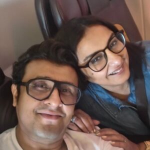 Divya Dutta Instagram - Wen u bump into your bestie..on flight..journey musical ho jati hai.hai na??? Big hug @sonunigamofficial