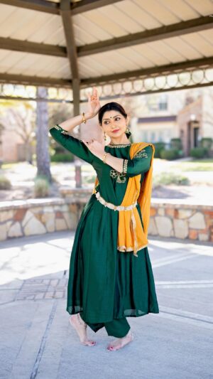 Divyaa Unni Instagram - Dance with Krishna, paint the world with joy! Happy Holi 🪔🌈✨ 

beautiful outfit and jewelry by @deinusignature 
Video @vvaranasiphotography 
#HoliSpirit #RadhaKrishnaLove #ColorfulMoves #FestiveFun #JoyfulDance
