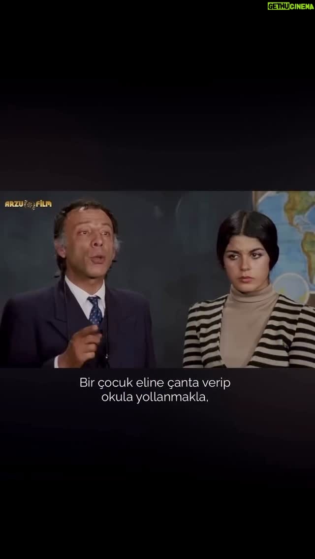 Doğa Rutkay - 113.4K Likes - Çocuklarımızı sabah okula gönderirken güven duymak istiyoruz.
Öğretmenlerimizi evlatlarımızı emanet ettiğimiz insanlar olarak görmek istiyoruz.
Ama artık şunu sormalıyız:
Çocuklarımız ne yaşıyor?
Onların öfkesi, yalnızlığı, karanlığı nerede birikiyor?

Bu bir suçlu arama yazısı değil.
Bu bir sorumluluk hatırlatma yazısı.

Ruh sağlığı konuşulmalı.
Okullarda psikolojik destek görünür olmalı.
Şiddet normalleşmemeli.

Çünkü biz anneler biliyoruz…
Bir çocuk bir günde “o çocuk” olmaz.
Bir şeyler birikir.
Ve biz görmezsek, o birikim bir gün taşar.

Allah rahmet eylesin...
Başımız sağolsun.
#FatmaNurÇelik