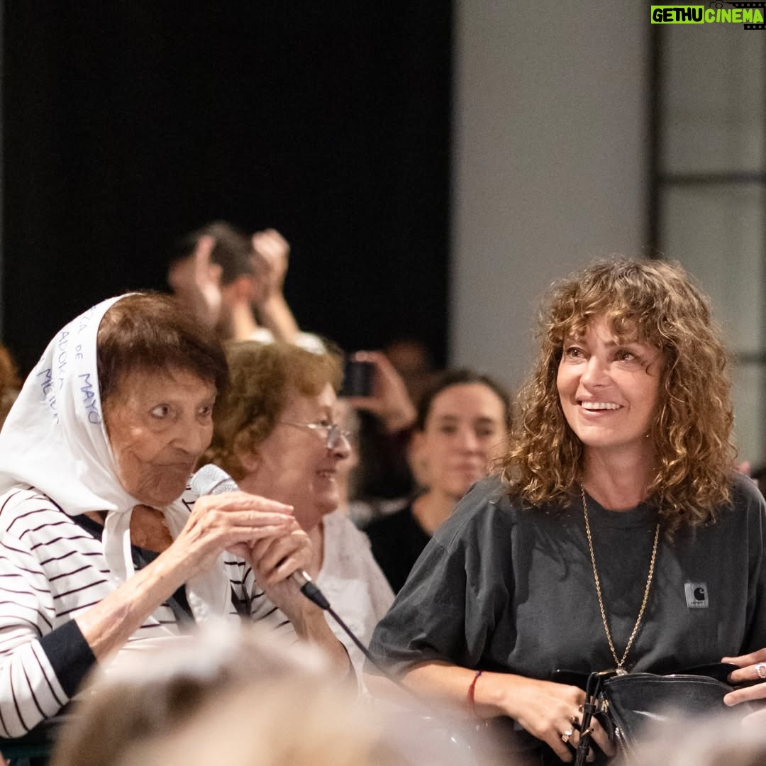 Dolores Fonzi - 15.3K Likes - Ayer en la Casa de las Madres nos encontramos para la proyección de “Belén”, la segunda película de Dolores Fonzi, recientemente ganadora de los premios Goya. 🎬✨

Tuvimos el enorme placer de contar con la presencia de @lolafonca, @leti_cristi (productora), @carito_escribe (guionista), @anaelecorrea (autora del libro original) y nuestra querida Taty Almeida. 🤍

Nos llena de alegría ver la casa repleta de gente. Compartimos, reflexionamos, lloramos, nos emocionamos, nos abrazamos y nos acompañamos.

Y creemos que eso es lo más importante que nos dejó el encuentro de ayer. Porque, como dijo Taty, cada vez estamos más convencides de que, en momentos como estos, “la unión es la que hace la fuerza”. ✊

Estando tan cerca del 8 de Marzo y del 24 de Marzo, este tipo de encuentros nos invitan a pensar que las luchas son colectivas, transversales e intergeneracionales, y que el encuentro es una de las formas más potentes de mantener y cuidar la memoria.

Queremos agradecer especialmente a Dolores y a todo el equipo por haber traído esta película tan importante y necesaria a esta Casa. Y también a todas las personas que fueron parte de este momento tan especial, a @solocamil4 por el hermoso registro fotográfico y a todo el equipo de la Casa que lo hizo posible. 🙌

Nos vemos este 8M y el 24 en la Plaza para seguir gritando #NiUnaMenos y #MemoriaVerdadYJusticia.

Seguimos luchando por la conquista de nuestros derechos, para ser cada vez más libres y empoderadas, como nos lo enseñaron las Madres. 💜

#niunamenos #madresdeplazademayo #ddhh