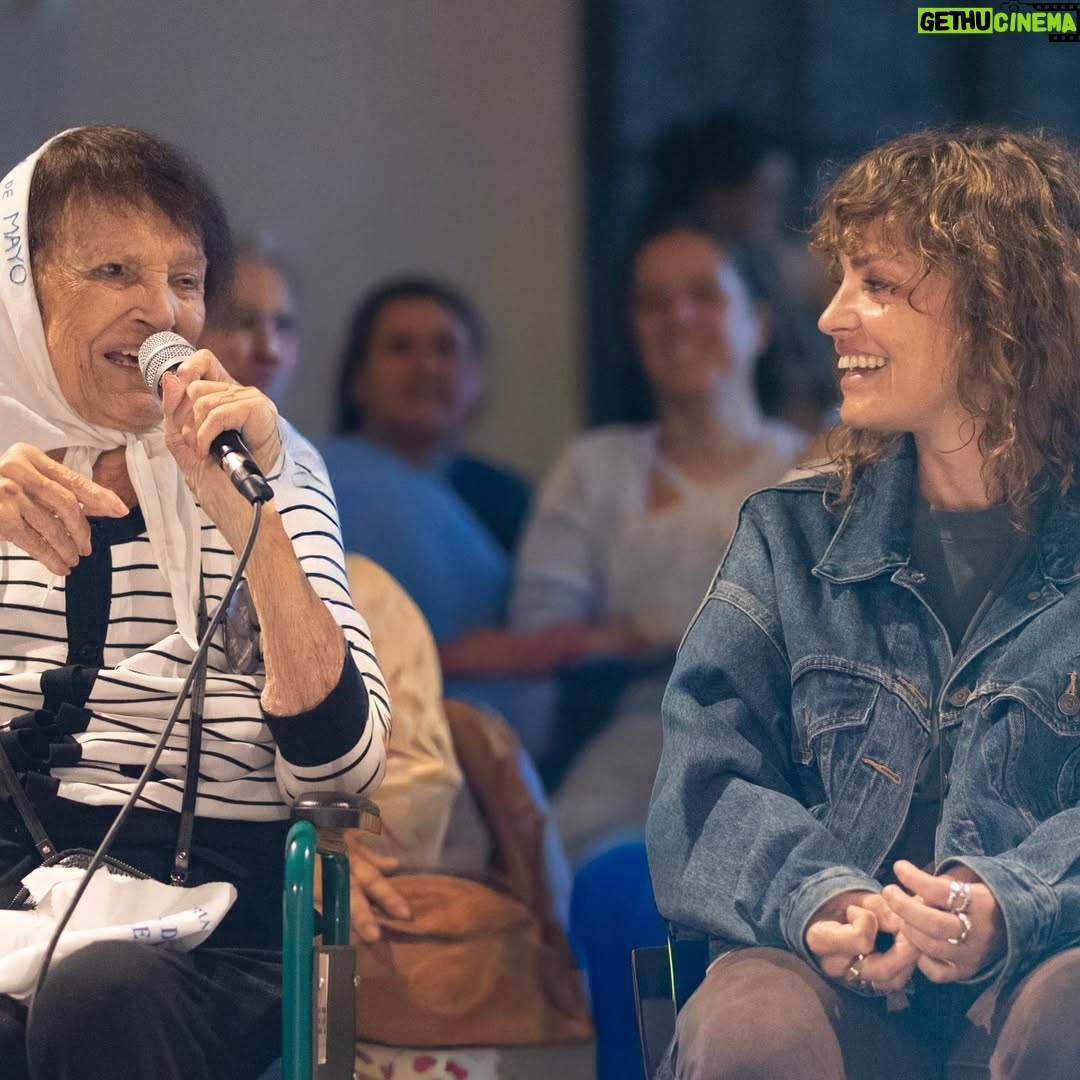 Dolores Fonzi - 15.3K Likes - Ayer en la Casa de las Madres nos encontramos para la proyección de “Belén”, la segunda película de Dolores Fonzi, recientemente ganadora de los premios Goya. 🎬✨

Tuvimos el enorme placer de contar con la presencia de @lolafonca, @leti_cristi (productora), @carito_escribe (guionista), @anaelecorrea (autora del libro original) y nuestra querida Taty Almeida. 🤍

Nos llena de alegría ver la casa repleta de gente. Compartimos, reflexionamos, lloramos, nos emocionamos, nos abrazamos y nos acompañamos.

Y creemos que eso es lo más importante que nos dejó el encuentro de ayer. Porque, como dijo Taty, cada vez estamos más convencides de que, en momentos como estos, “la unión es la que hace la fuerza”. ✊

Estando tan cerca del 8 de Marzo y del 24 de Marzo, este tipo de encuentros nos invitan a pensar que las luchas son colectivas, transversales e intergeneracionales, y que el encuentro es una de las formas más potentes de mantener y cuidar la memoria.

Queremos agradecer especialmente a Dolores y a todo el equipo por haber traído esta película tan importante y necesaria a esta Casa. Y también a todas las personas que fueron parte de este momento tan especial, a @solocamil4 por el hermoso registro fotográfico y a todo el equipo de la Casa que lo hizo posible. 🙌

Nos vemos este 8M y el 24 en la Plaza para seguir gritando #NiUnaMenos y #MemoriaVerdadYJusticia.

Seguimos luchando por la conquista de nuestros derechos, para ser cada vez más libres y empoderadas, como nos lo enseñaron las Madres. 💜

#niunamenos #madresdeplazademayo #ddhh