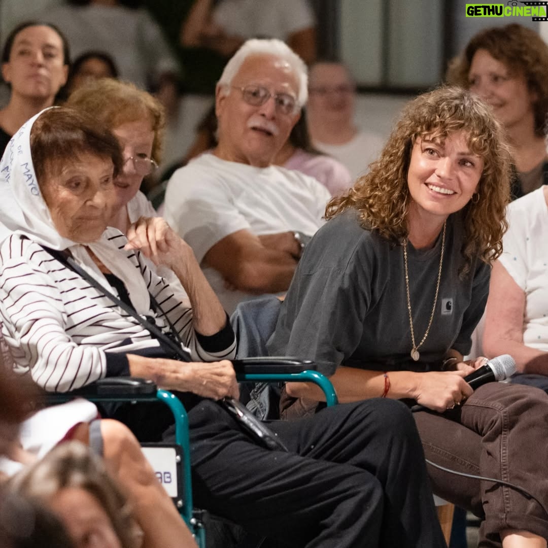 Dolores Fonzi - 15.3K Likes - Ayer en la Casa de las Madres nos encontramos para la proyección de “Belén”, la segunda película de Dolores Fonzi, recientemente ganadora de los premios Goya. 🎬✨

Tuvimos el enorme placer de contar con la presencia de @lolafonca, @leti_cristi (productora), @carito_escribe (guionista), @anaelecorrea (autora del libro original) y nuestra querida Taty Almeida. 🤍

Nos llena de alegría ver la casa repleta de gente. Compartimos, reflexionamos, lloramos, nos emocionamos, nos abrazamos y nos acompañamos.

Y creemos que eso es lo más importante que nos dejó el encuentro de ayer. Porque, como dijo Taty, cada vez estamos más convencides de que, en momentos como estos, “la unión es la que hace la fuerza”. ✊

Estando tan cerca del 8 de Marzo y del 24 de Marzo, este tipo de encuentros nos invitan a pensar que las luchas son colectivas, transversales e intergeneracionales, y que el encuentro es una de las formas más potentes de mantener y cuidar la memoria.

Queremos agradecer especialmente a Dolores y a todo el equipo por haber traído esta película tan importante y necesaria a esta Casa. Y también a todas las personas que fueron parte de este momento tan especial, a @solocamil4 por el hermoso registro fotográfico y a todo el equipo de la Casa que lo hizo posible. 🙌

Nos vemos este 8M y el 24 en la Plaza para seguir gritando #NiUnaMenos y #MemoriaVerdadYJusticia.

Seguimos luchando por la conquista de nuestros derechos, para ser cada vez más libres y empoderadas, como nos lo enseñaron las Madres. 💜

#niunamenos #madresdeplazademayo #ddhh