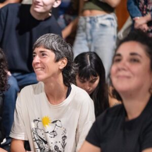 Dolores Fonzi Instagram - Ayer en la Casa de las Madres nos encontramos para la proyección de “Belén”, la segunda película de Dolores Fonzi, recientemente ganadora de los premios Goya. 🎬✨

Tuvimos el enorme placer de contar con la presencia de @lolafonca, @leti_cristi (productora), @carito_escribe (guionista), @anaelecorrea (autora del libro original) y nuestra querida Taty Almeida. 🤍

Nos llena de alegría ver la casa repleta de gente. Compartimos, reflexionamos, lloramos, nos emocionamos, nos abrazamos y nos acompañamos.

Y creemos que eso es lo más importante que nos dejó el encuentro de ayer. Porque, como dijo Taty, cada vez estamos más convencides de que, en momentos como estos, “la unión es la que hace la fuerza”. ✊

Estando tan cerca del 8 de Marzo y del 24 de Marzo, este tipo de encuentros nos invitan a pensar que las luchas son colectivas, transversales e intergeneracionales, y que el encuentro es una de las formas más potentes de mantener y cuidar la memoria.

Queremos agradecer especialmente a Dolores y a todo el equipo por haber traído esta película tan importante y necesaria a esta Casa. Y también a todas las personas que fueron parte de este momento tan especial, a @solocamil4 por el hermoso registro fotográfico y a todo el equipo de la Casa que lo hizo posible. 🙌

Nos vemos este 8M y el 24 en la Plaza para seguir gritando #NiUnaMenos y #MemoriaVerdadYJusticia.

Seguimos luchando por la conquista de nuestros derechos, para ser cada vez más libres y empoderadas, como nos lo enseñaron las Madres. 💜

#niunamenos #madresdeplazademayo #ddhh