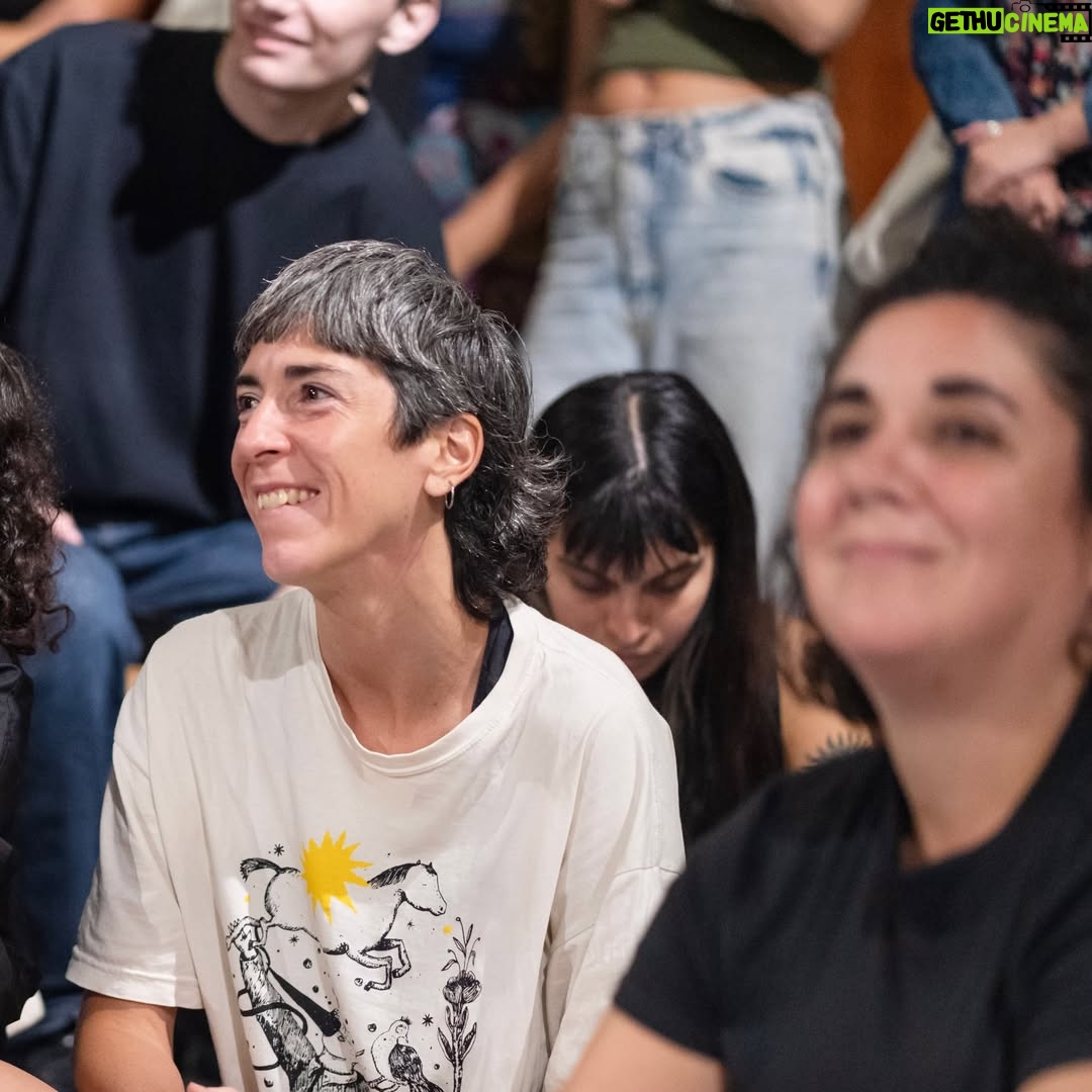 Dolores Fonzi - 15.3K Likes - Ayer en la Casa de las Madres nos encontramos para la proyección de “Belén”, la segunda película de Dolores Fonzi, recientemente ganadora de los premios Goya. 🎬✨

Tuvimos el enorme placer de contar con la presencia de @lolafonca, @leti_cristi (productora), @carito_escribe (guionista), @anaelecorrea (autora del libro original) y nuestra querida Taty Almeida. 🤍

Nos llena de alegría ver la casa repleta de gente. Compartimos, reflexionamos, lloramos, nos emocionamos, nos abrazamos y nos acompañamos.

Y creemos que eso es lo más importante que nos dejó el encuentro de ayer. Porque, como dijo Taty, cada vez estamos más convencides de que, en momentos como estos, “la unión es la que hace la fuerza”. ✊

Estando tan cerca del 8 de Marzo y del 24 de Marzo, este tipo de encuentros nos invitan a pensar que las luchas son colectivas, transversales e intergeneracionales, y que el encuentro es una de las formas más potentes de mantener y cuidar la memoria.

Queremos agradecer especialmente a Dolores y a todo el equipo por haber traído esta película tan importante y necesaria a esta Casa. Y también a todas las personas que fueron parte de este momento tan especial, a @solocamil4 por el hermoso registro fotográfico y a todo el equipo de la Casa que lo hizo posible. 🙌

Nos vemos este 8M y el 24 en la Plaza para seguir gritando #NiUnaMenos y #MemoriaVerdadYJusticia.

Seguimos luchando por la conquista de nuestros derechos, para ser cada vez más libres y empoderadas, como nos lo enseñaron las Madres. 💜

#niunamenos #madresdeplazademayo #ddhh