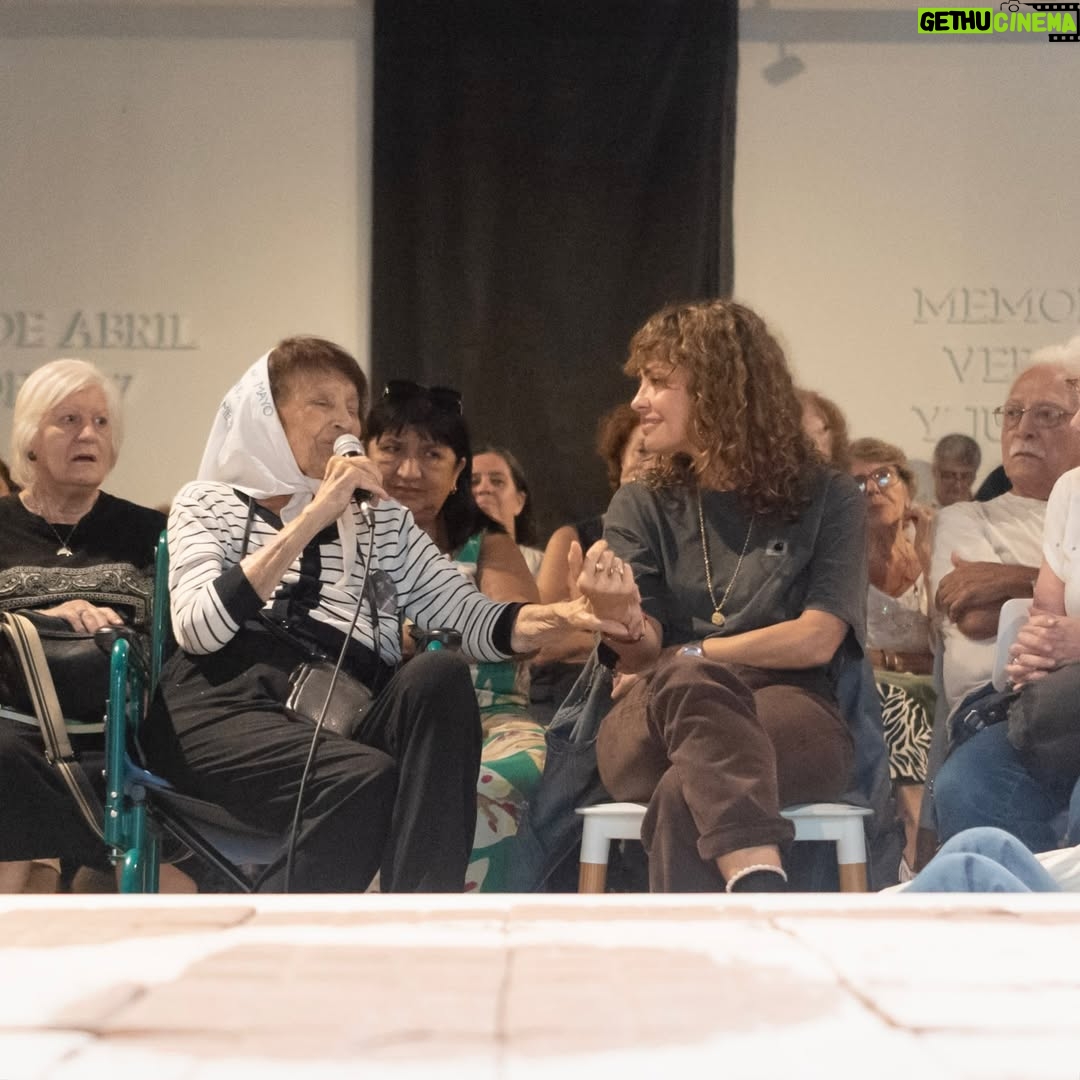 Dolores Fonzi - 15.3K Likes - Ayer en la Casa de las Madres nos encontramos para la proyección de “Belén”, la segunda película de Dolores Fonzi, recientemente ganadora de los premios Goya. 🎬✨

Tuvimos el enorme placer de contar con la presencia de @lolafonca, @leti_cristi (productora), @carito_escribe (guionista), @anaelecorrea (autora del libro original) y nuestra querida Taty Almeida. 🤍

Nos llena de alegría ver la casa repleta de gente. Compartimos, reflexionamos, lloramos, nos emocionamos, nos abrazamos y nos acompañamos.

Y creemos que eso es lo más importante que nos dejó el encuentro de ayer. Porque, como dijo Taty, cada vez estamos más convencides de que, en momentos como estos, “la unión es la que hace la fuerza”. ✊

Estando tan cerca del 8 de Marzo y del 24 de Marzo, este tipo de encuentros nos invitan a pensar que las luchas son colectivas, transversales e intergeneracionales, y que el encuentro es una de las formas más potentes de mantener y cuidar la memoria.

Queremos agradecer especialmente a Dolores y a todo el equipo por haber traído esta película tan importante y necesaria a esta Casa. Y también a todas las personas que fueron parte de este momento tan especial, a @solocamil4 por el hermoso registro fotográfico y a todo el equipo de la Casa que lo hizo posible. 🙌

Nos vemos este 8M y el 24 en la Plaza para seguir gritando #NiUnaMenos y #MemoriaVerdadYJusticia.

Seguimos luchando por la conquista de nuestros derechos, para ser cada vez más libres y empoderadas, como nos lo enseñaron las Madres. 💜

#niunamenos #madresdeplazademayo #ddhh