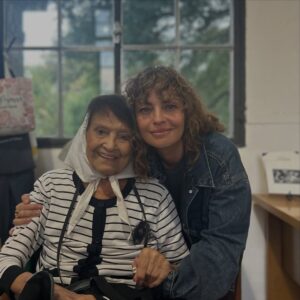 Dolores Fonzi Instagram - Ayer en la Casa de las Madres nos encontramos para la proyección de “Belén”, la segunda película de Dolores Fonzi, recientemente ganadora de los premios Goya. 🎬✨

Tuvimos el enorme placer de contar con la presencia de @lolafonca, @leti_cristi (productora), @carito_escribe (guionista), @anaelecorrea (autora del libro original) y nuestra querida Taty Almeida. 🤍

Nos llena de alegría ver la casa repleta de gente. Compartimos, reflexionamos, lloramos, nos emocionamos, nos abrazamos y nos acompañamos.

Y creemos que eso es lo más importante que nos dejó el encuentro de ayer. Porque, como dijo Taty, cada vez estamos más convencides de que, en momentos como estos, “la unión es la que hace la fuerza”. ✊

Estando tan cerca del 8 de Marzo y del 24 de Marzo, este tipo de encuentros nos invitan a pensar que las luchas son colectivas, transversales e intergeneracionales, y que el encuentro es una de las formas más potentes de mantener y cuidar la memoria.

Queremos agradecer especialmente a Dolores y a todo el equipo por haber traído esta película tan importante y necesaria a esta Casa. Y también a todas las personas que fueron parte de este momento tan especial, a @solocamil4 por el hermoso registro fotográfico y a todo el equipo de la Casa que lo hizo posible. 🙌

Nos vemos este 8M y el 24 en la Plaza para seguir gritando #NiUnaMenos y #MemoriaVerdadYJusticia.

Seguimos luchando por la conquista de nuestros derechos, para ser cada vez más libres y empoderadas, como nos lo enseñaron las Madres. 💜

#niunamenos #madresdeplazademayo #ddhh