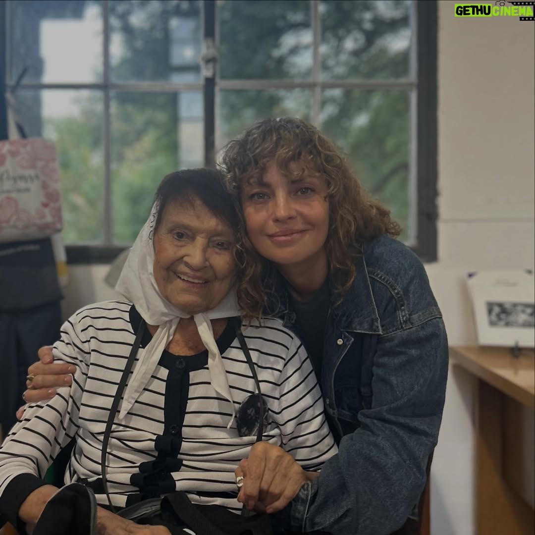 Dolores Fonzi - 15.3K Likes - Ayer en la Casa de las Madres nos encontramos para la proyección de “Belén”, la segunda película de Dolores Fonzi, recientemente ganadora de los premios Goya. 🎬✨

Tuvimos el enorme placer de contar con la presencia de @lolafonca, @leti_cristi (productora), @carito_escribe (guionista), @anaelecorrea (autora del libro original) y nuestra querida Taty Almeida. 🤍

Nos llena de alegría ver la casa repleta de gente. Compartimos, reflexionamos, lloramos, nos emocionamos, nos abrazamos y nos acompañamos.

Y creemos que eso es lo más importante que nos dejó el encuentro de ayer. Porque, como dijo Taty, cada vez estamos más convencides de que, en momentos como estos, “la unión es la que hace la fuerza”. ✊

Estando tan cerca del 8 de Marzo y del 24 de Marzo, este tipo de encuentros nos invitan a pensar que las luchas son colectivas, transversales e intergeneracionales, y que el encuentro es una de las formas más potentes de mantener y cuidar la memoria.

Queremos agradecer especialmente a Dolores y a todo el equipo por haber traído esta película tan importante y necesaria a esta Casa. Y también a todas las personas que fueron parte de este momento tan especial, a @solocamil4 por el hermoso registro fotográfico y a todo el equipo de la Casa que lo hizo posible. 🙌

Nos vemos este 8M y el 24 en la Plaza para seguir gritando #NiUnaMenos y #MemoriaVerdadYJusticia.

Seguimos luchando por la conquista de nuestros derechos, para ser cada vez más libres y empoderadas, como nos lo enseñaron las Madres. 💜

#niunamenos #madresdeplazademayo #ddhh