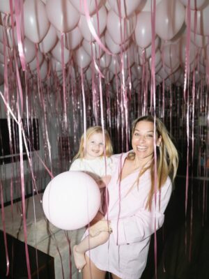 Dominika Cibulková Instagram - Morning birthday surprise for our sunshine who turned 3 🤍🦄 NN is 3 ✨It only takes 330 balloons to make them surprised after all 🤪😮💨 #babygirl #ninanavara