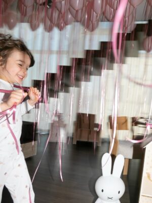 Dominika Cibulková Instagram - Morning birthday surprise for our sunshine who turned 3 🤍🦄 NN is 3 ✨It only takes 330 balloons to make them surprised after all 🤪😮💨 #babygirl #ninanavara