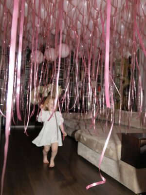 Dominika Cibulková Instagram - Morning birthday surprise for our sunshine who turned 3 🤍🦄 NN is 3 ✨It only takes 330 balloons to make them surprised after all 🤪😮💨 #babygirl #ninanavara