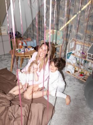 Dominika Cibulková Instagram - Morning birthday surprise for our sunshine who turned 3 🤍🦄 NN is 3 ✨It only takes 330 balloons to make them surprised after all 🤪😮💨 #babygirl #ninanavara