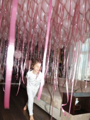 Dominika Cibulková Instagram - Morning birthday surprise for our sunshine who turned 3 🤍🦄 NN is 3 ✨It only takes 330 balloons to make them surprised after all 🤪😮💨 #babygirl #ninanavara