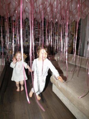 Dominika Cibulková Instagram - Morning birthday surprise for our sunshine who turned 3 🤍🦄 NN is 3 ✨It only takes 330 balloons to make them surprised after all 🤪😮💨 #babygirl #ninanavara