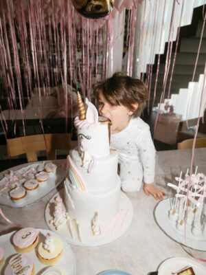 Dominika Cibulková Instagram - Morning birthday surprise for our sunshine who turned 3 🤍🦄 NN is 3 ✨It only takes 330 balloons to make them surprised after all 🤪😮💨 #babygirl #ninanavara