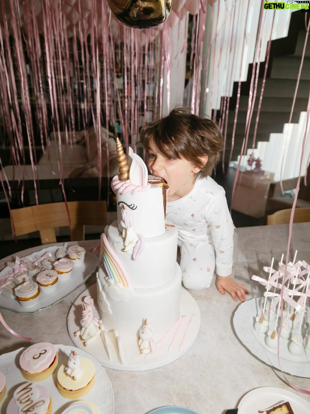 Dominika Cibulková - 9.2K Likes - Morning birthday surprise for our sunshine who turned 3 🤍🦄 NN is 3 ✨It only takes 330 balloons to make them surprised after all 🤪😮‍💨 #babygirl #ninanavara