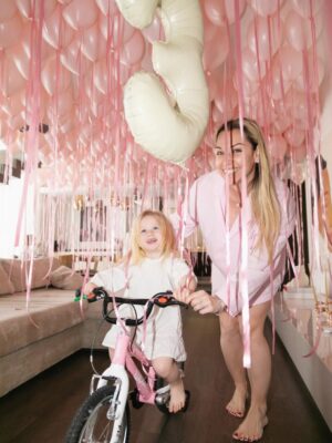 Dominika Cibulková Instagram - Morning birthday surprise for our sunshine who turned 3 🤍🦄 NN is 3 ✨It only takes 330 balloons to make them surprised after all 🤪😮💨 #babygirl #ninanavara